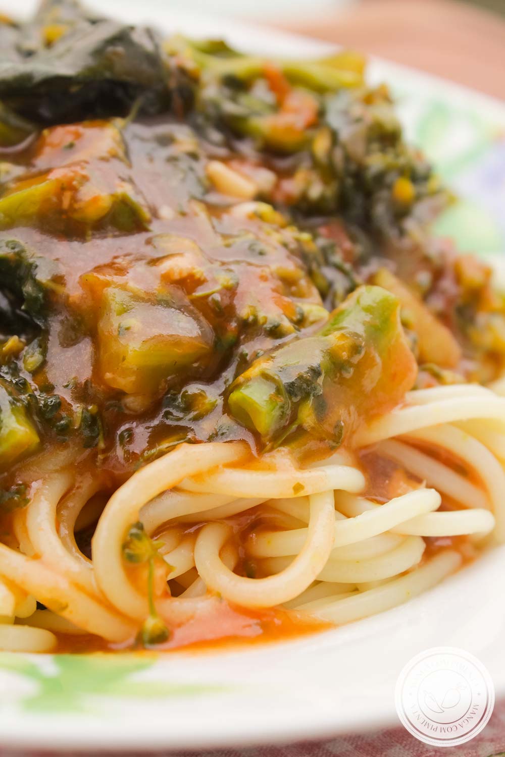 Macarrão com Brócolis e Molho de Tomate - um prato com gostinho especial, comida caseira de mamãe!