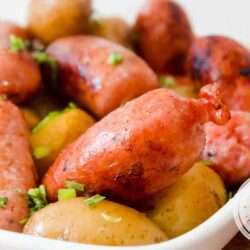 Receita de Linguiça de Churrasco com Batatas no Forno - prepare para o almoço de domingo com a família.