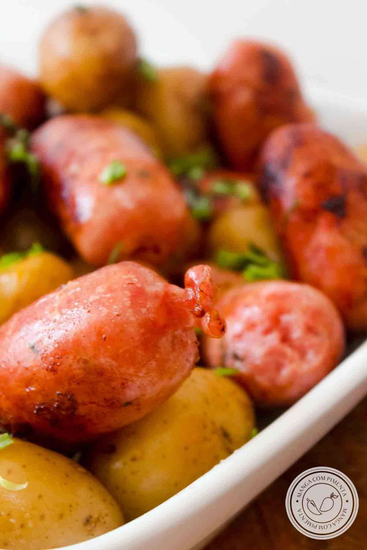 Receita de Linguiça de Churrasco com Batatas no Forno - para acompanhar a farofa de cebola