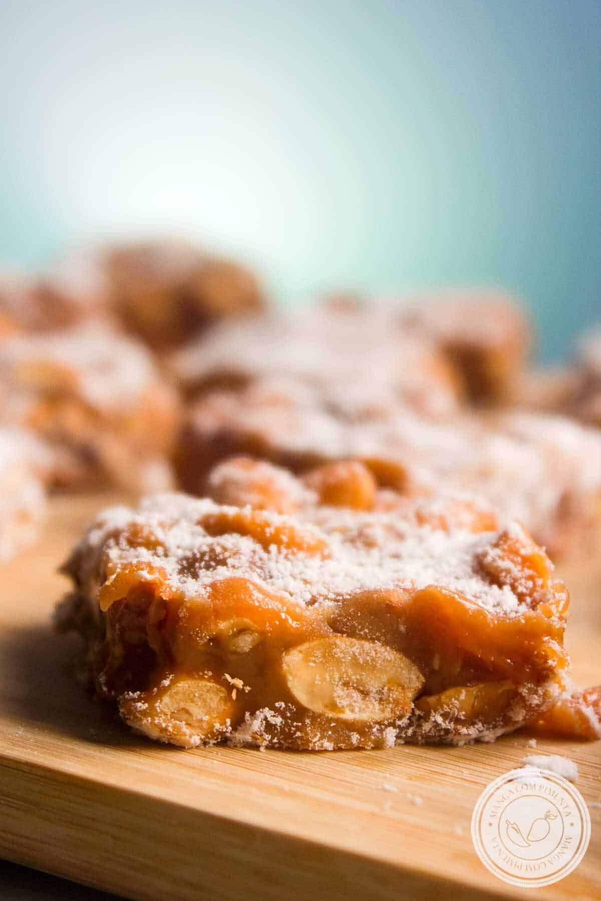 Receita de Pé de Moça - um doce de amendoim macio, uma sensação deliciosa a cada mordida.