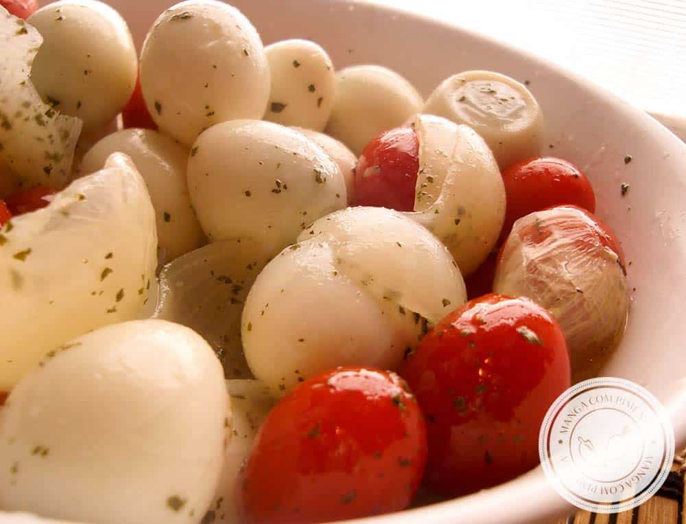 Salada de Ovo de Codorna com Tomate Cereja