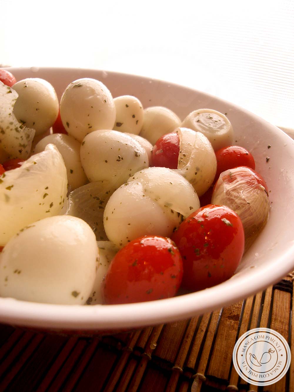 Salada de Ovo de Codorna com Tomate Cereja - um prato que pode ser servido no almoço ou para petiscar com os amigos.