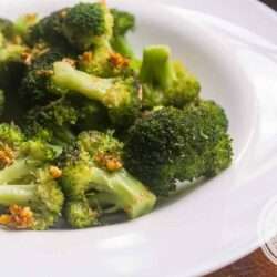 Brócolis Alho e Óleo - receita para servir no almoço da semana.