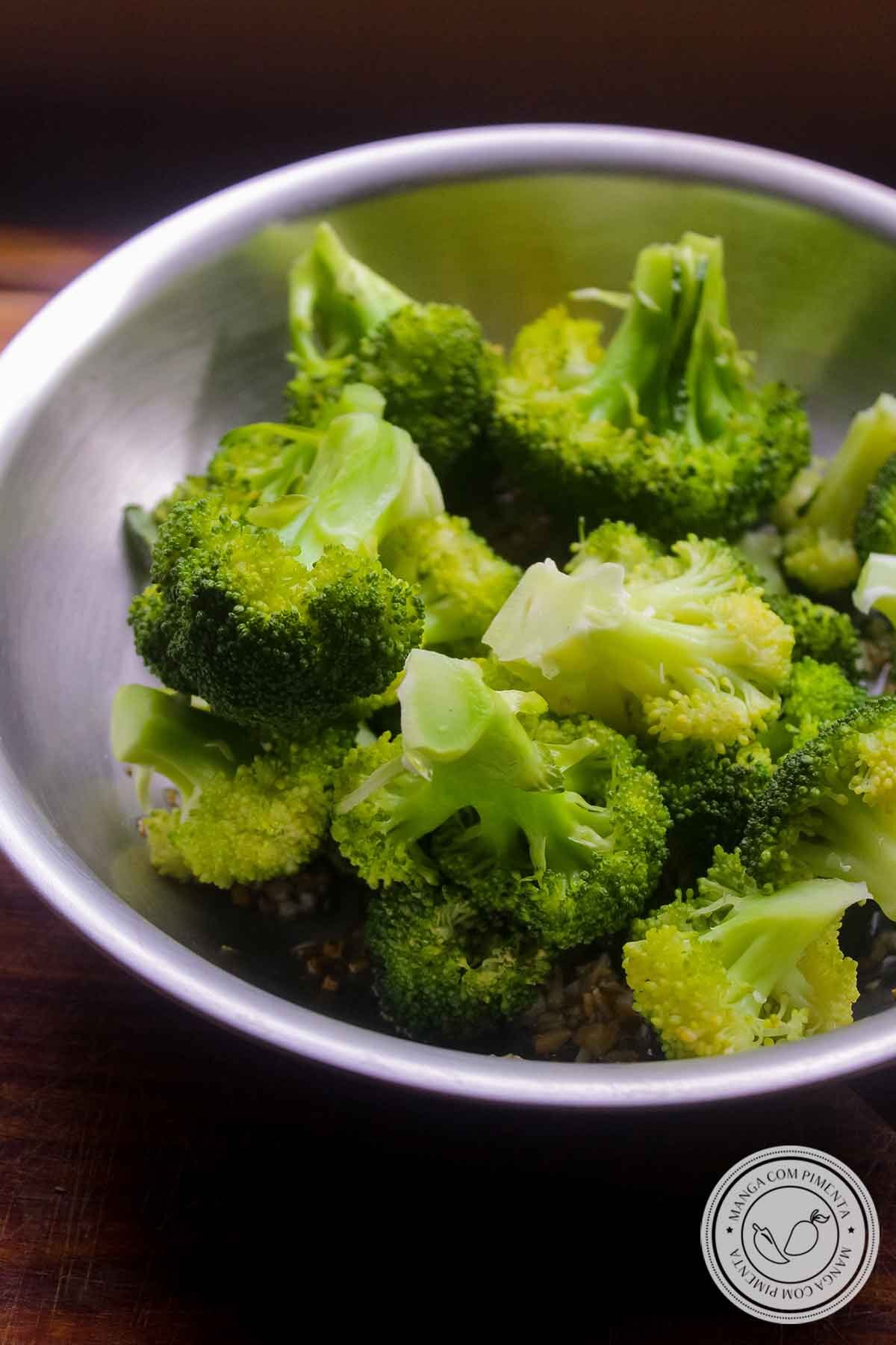 Receita de Brócolis Alho e Óleo - super simples de fazer e ótimo acompanhamento para o almoço.