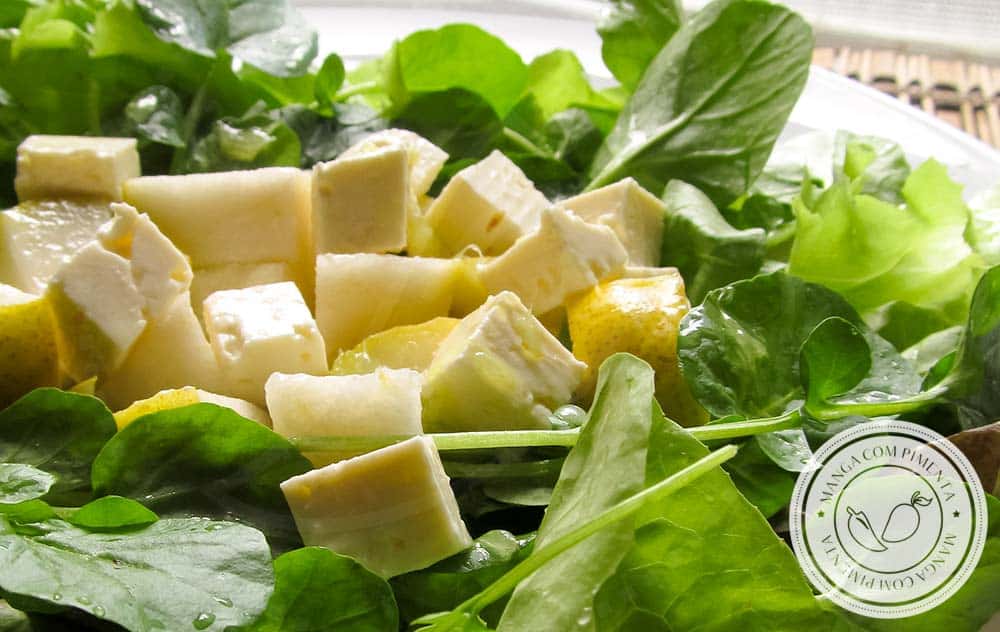 Salada de Folhas, Pêra e Queijo Minas - um delicioso prato em um dia quente!