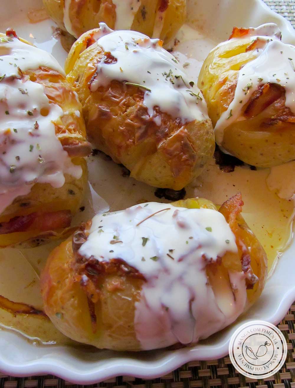Receita de Batatas Assadas com Bacon  - um prato delicioso para as Festas de Final de Ano ou para servir no final de semana. 