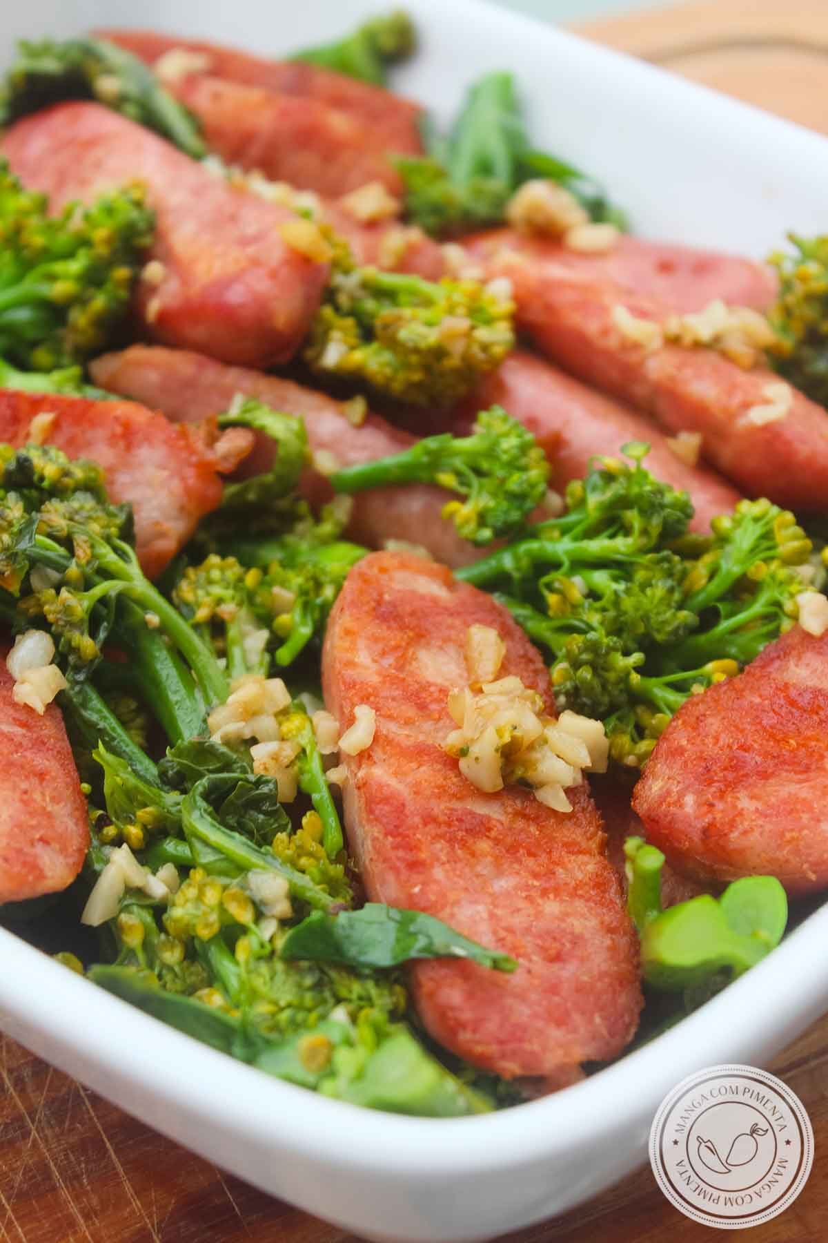 Receita de Brócolis com Lingüiça - sirva esse prato com uma salada temperada com Molho de Laranja e Mostarda para Salada