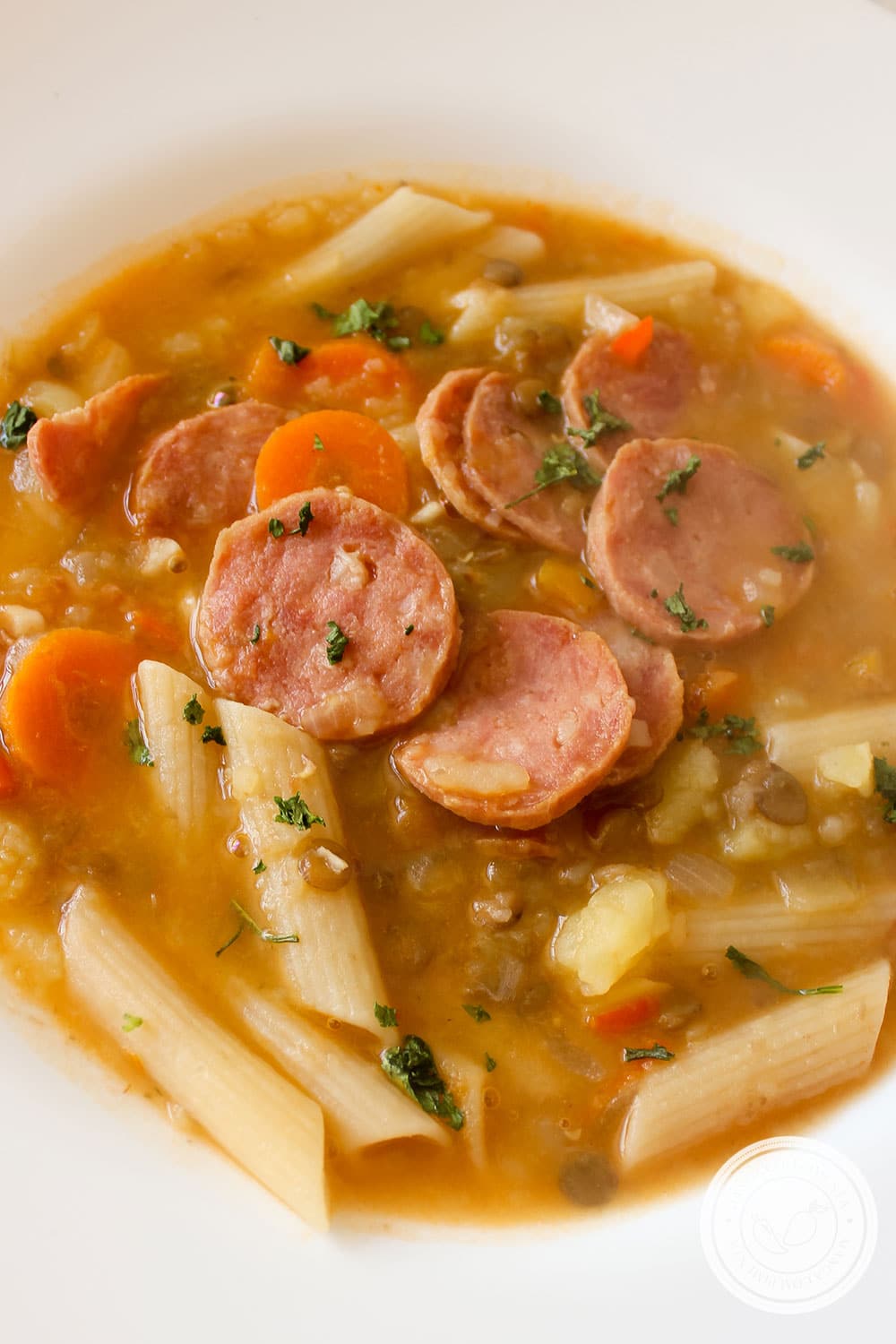 Receita de Sopa de Lentilha com Linguiça Calabresa - um prato nutritivo e delicioso para toda a família.