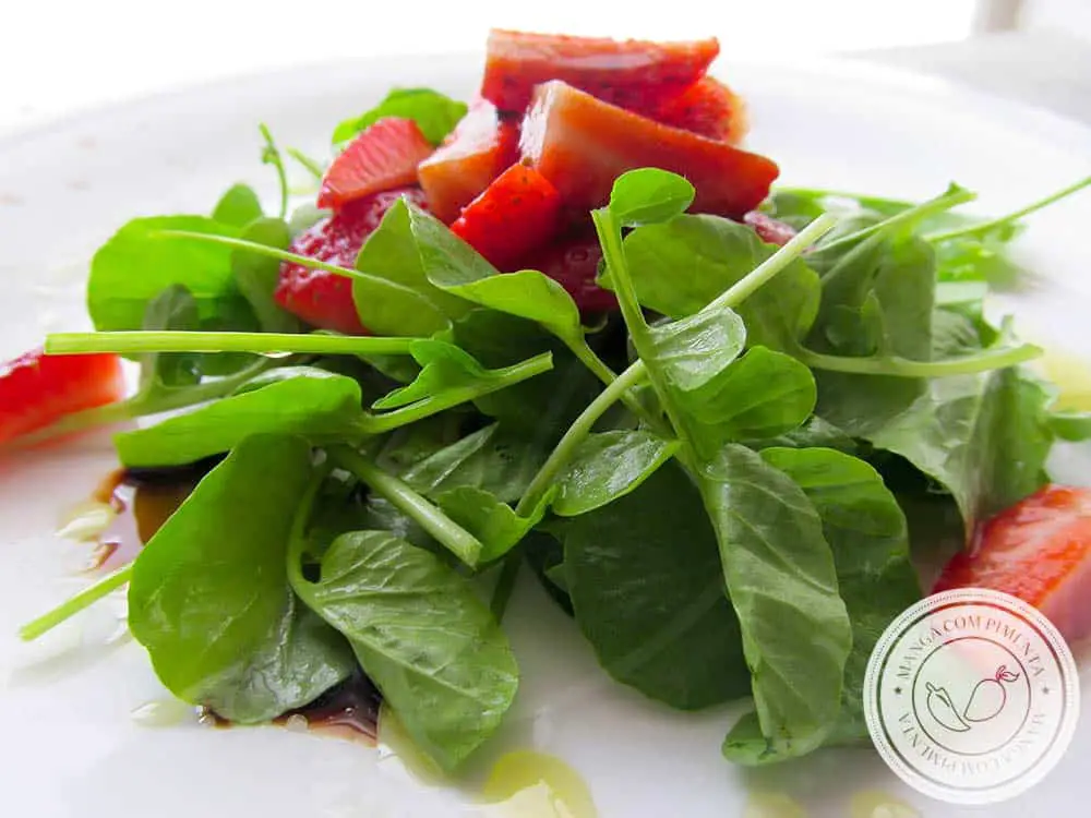 Salada de Agrião com Morangos e Vinagre Balsâmico - um prato delicioso para os dias quentes de verão!