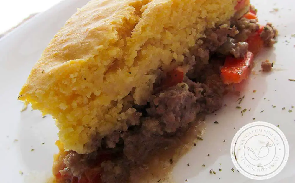 Receita de Torta de Carne Moída com Massa de Fubá - um prato delicioso para lanchar ou almoçar!