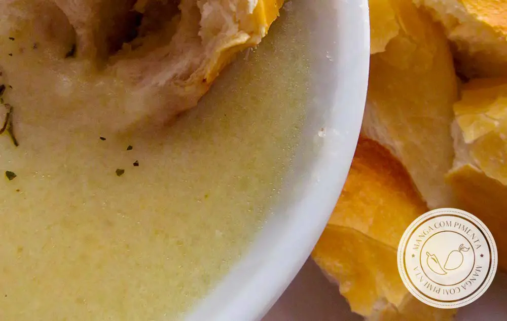 Sopa cremosa de Alho - um delicioso prato para os dias frios de inverno!