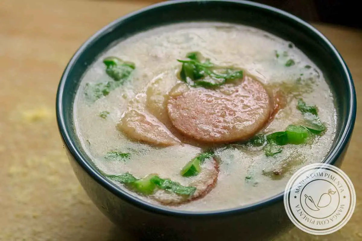 Receita de Sopa de Fubá com Couve e Linguiça Calabresa - um prato delicioso para aqueles dias frios de inverno!