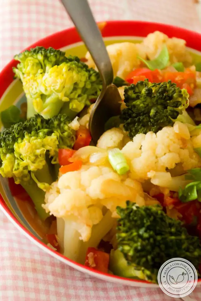 Receita de Refogado de Brócolis e Couve-flor - um delicioso acompanhamento para o almoço da semana.