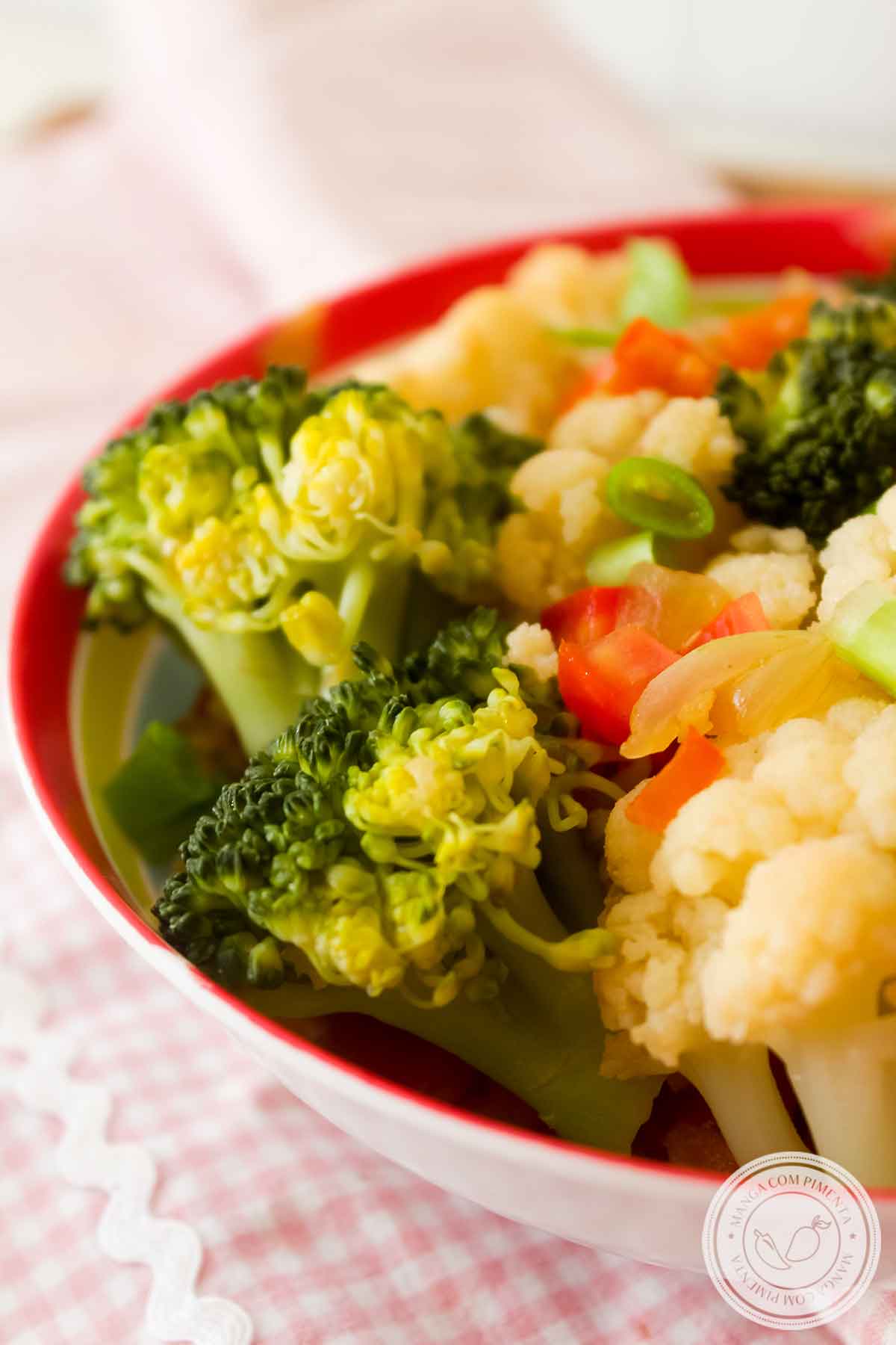 Receita de Refogado de Brócolis e Couve-flor - um delicioso acompanhamento para o almoço da semana.