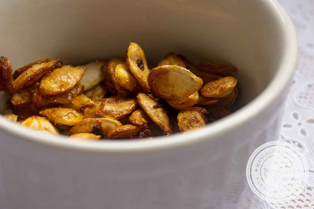 Receita de Sementes de Abóbora frita na frigideira - não jogue as sementes fora, faça um petisco delicioso em poucos minutos.