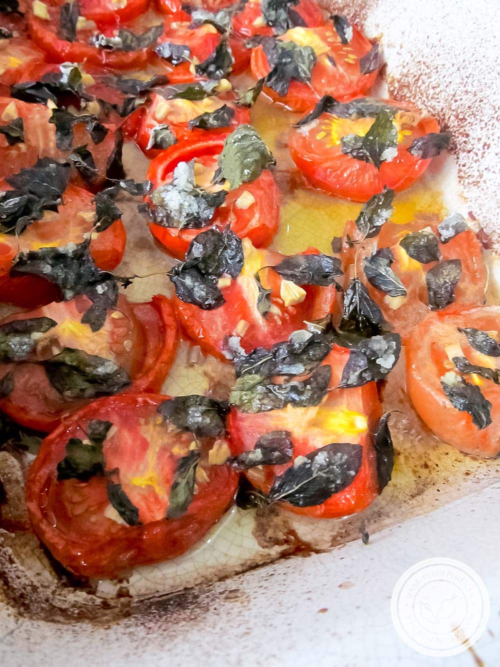 Macarrão e Tomates Assados - um prato caseiro perfeito para o final de semana com a família!