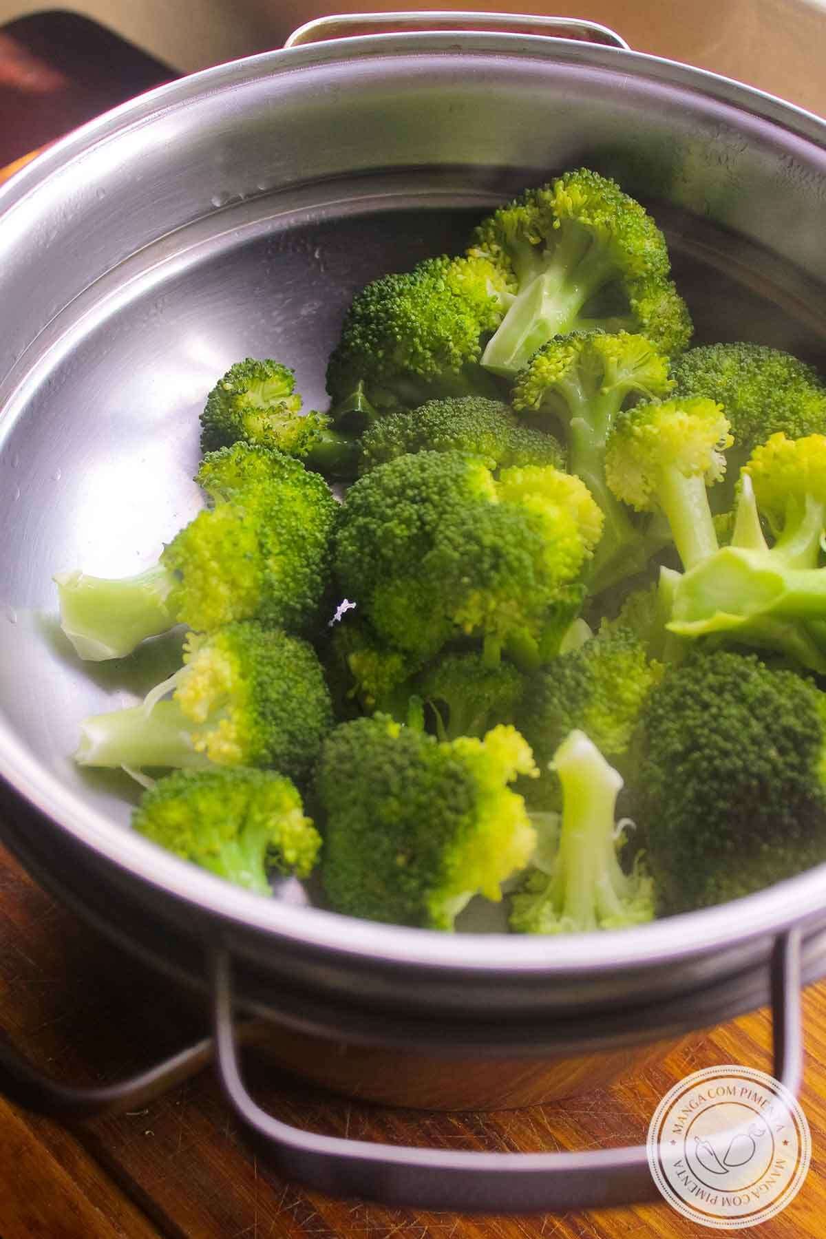 Tudo sobre o Brócolis - saiba como comprar, cozinhar, congelar e quais seus nutrientes!