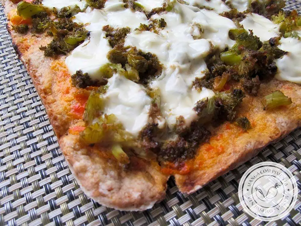 Pizza Integral de Brócolis e Requeijão - lanche nutritivo para o final de semana!