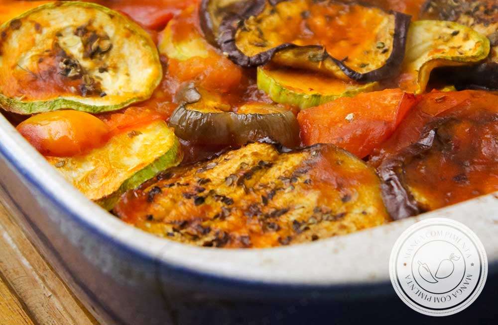 Receita de Ratatouille - um prato francês vegetariano que é muito fácil de fazer e delicioso de comer.
