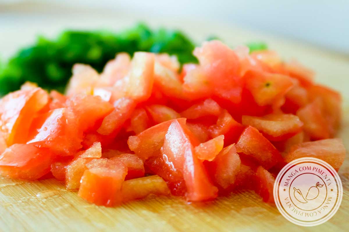 Receita de Sanduíche de Linguiça com Tomate - prepare um lanche fácil e delicioso no final do dia!