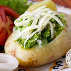 Receita de Batata Assada Recheada com Brócolis - para um almoço leve e gostoso!