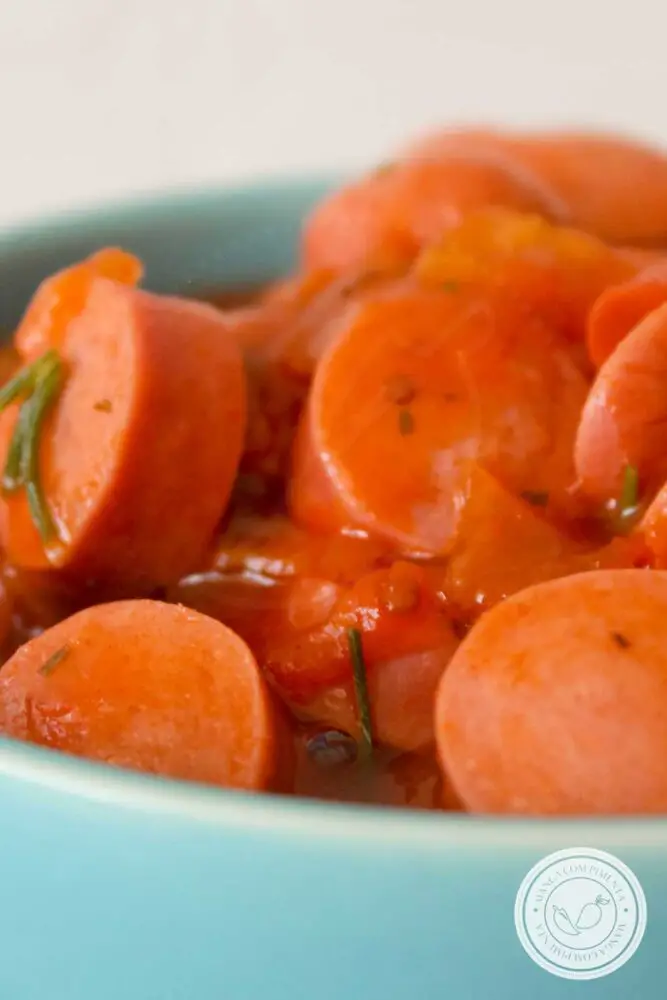 Receita de Salsicha com Molho de Tomate para cachorro quente - prepare essa delícia para o lanche da galerinha.