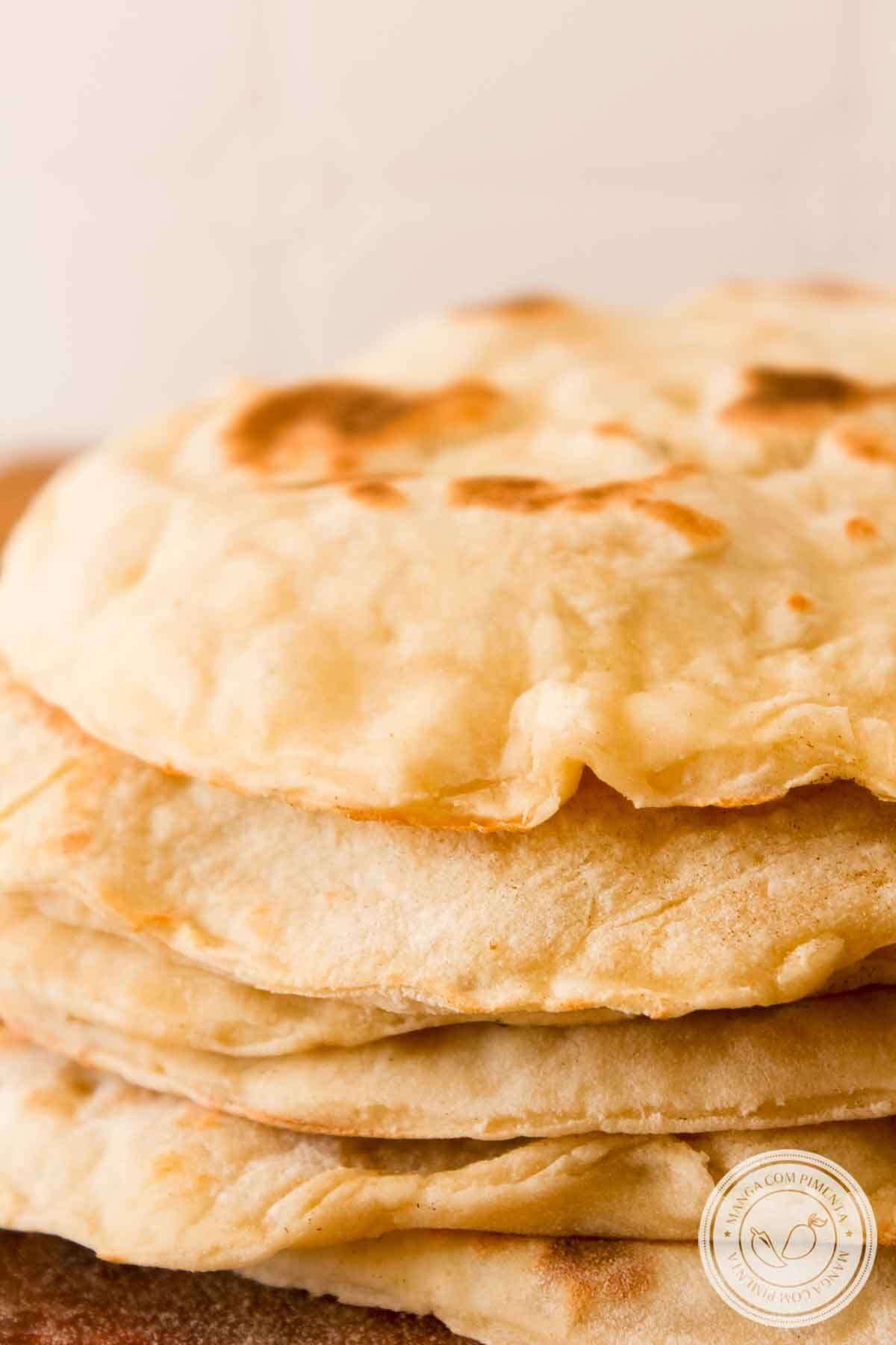 Receita de Pão Pita - também conhecido como Pão Sírio ou Árabe, perfeito para um jantar temático.
