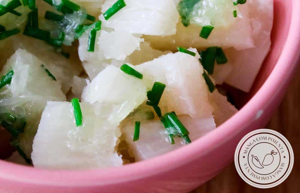 Salada de Mandioca/Macaxeira/Aipim - prepare em dias quentes, para servir no almoço ou no jantar. 