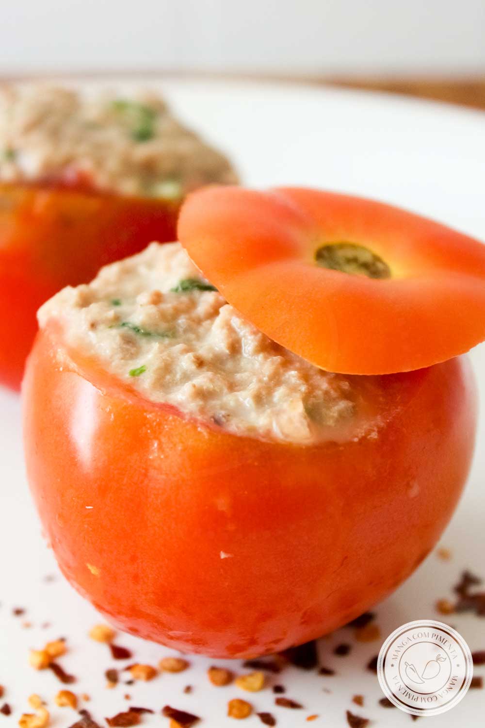 Receita de Tomate Recheado com Creme de Atum - para servir em dias quentes e no almoço de Páscoa.