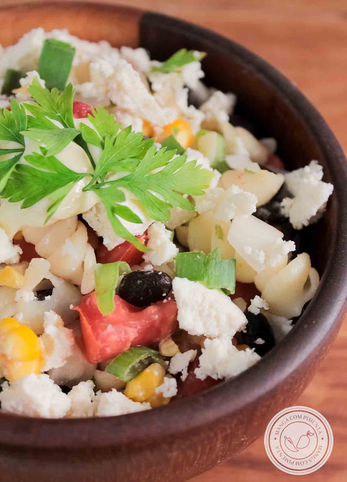 Receita Salada Mexicana de Macarrão - um prato refrescante e completo para o verão.