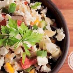 Receita Salada Mexicana de Macarrão - um prato refrescante e completo para o verão.