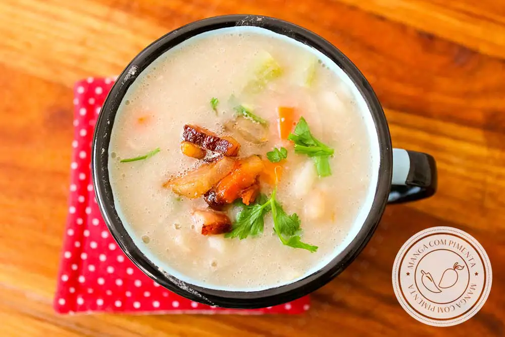 Receita de Sopa de Feijão com Legumes e Bacon - perfeito para os dias frios!