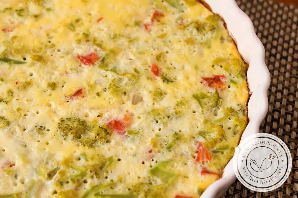 Receita de Omelete de Forno Recheado com Brócolis e Tomate - uma refeição nutritiva para toda a família.