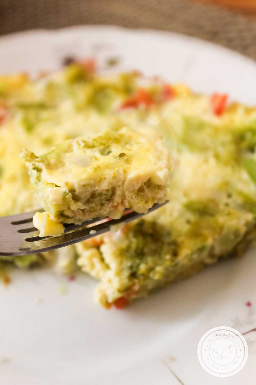 Receita de Omelete de Forno Recheado com Brócolis e Tomate - uma refeição nutritiva para toda a família.