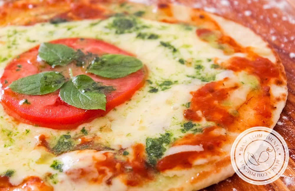 Receita de Pizza de Frigideira com Massa Caseira - um lanche delicioso para o final da tarde no final de semana.