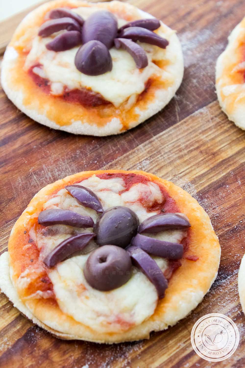 Receita de Mini Pizzas sabor Aranha - para o lanche das bruxas e magos que moram na sua casa!