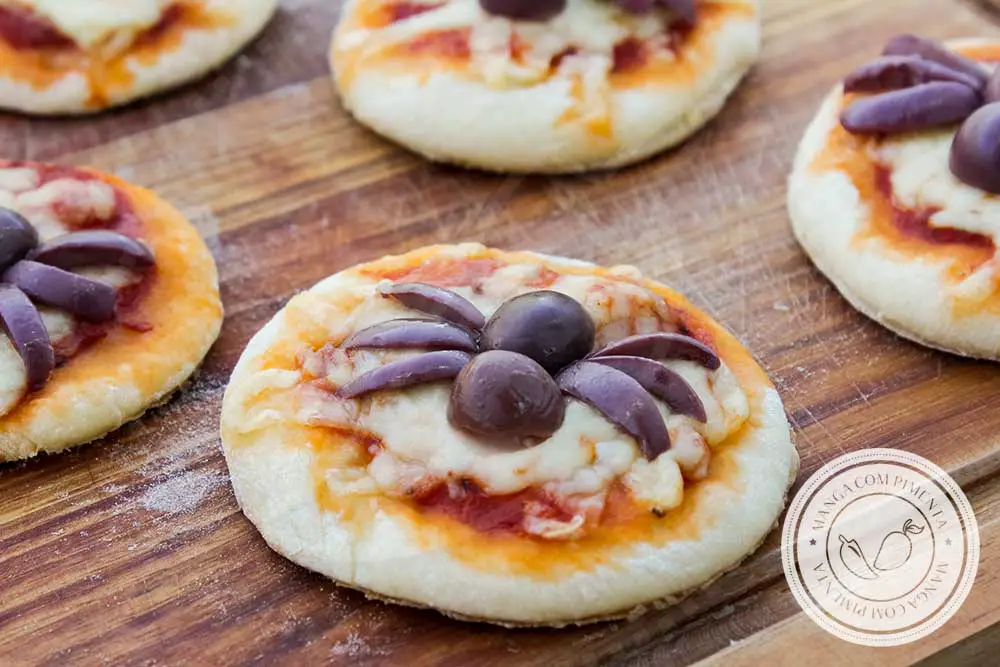 Mini Pizzas sabor Aranha | Receita de Halloween