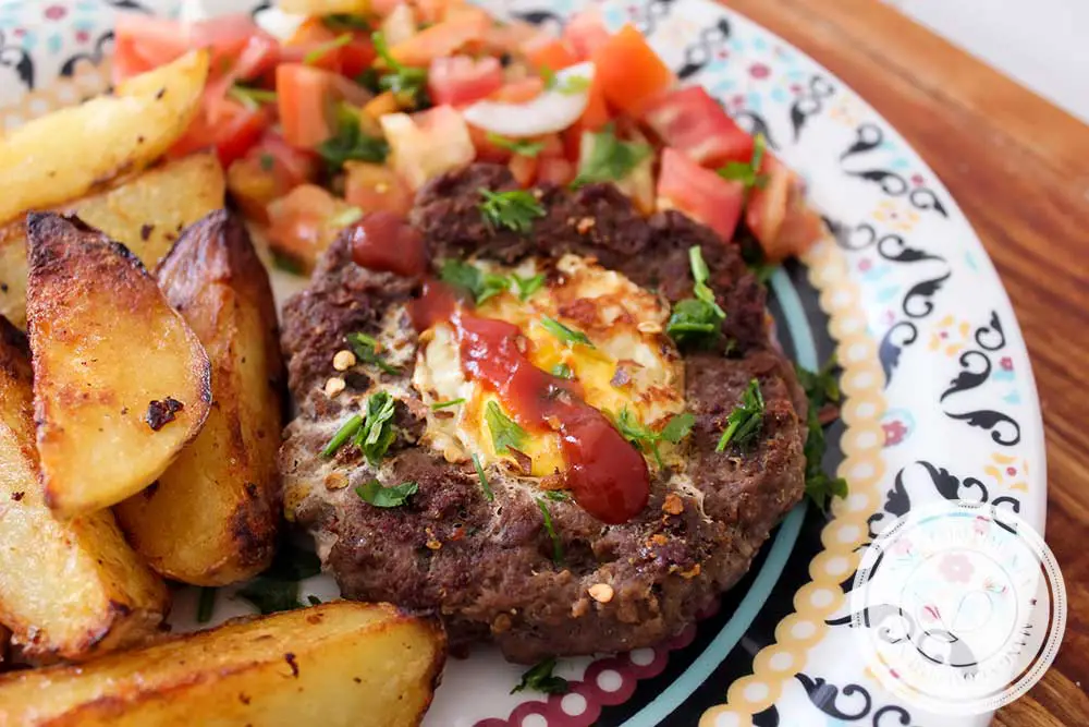Receita de Hambúrguer Recheado com Ovo - para um almoço rápido ou para lanche prático e delicioso!