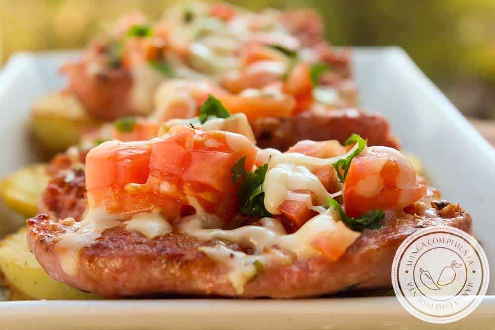 Linguiça de Churrasco com Queijo e Tomate - uma delícia para fazer no final de semana para petiscar!