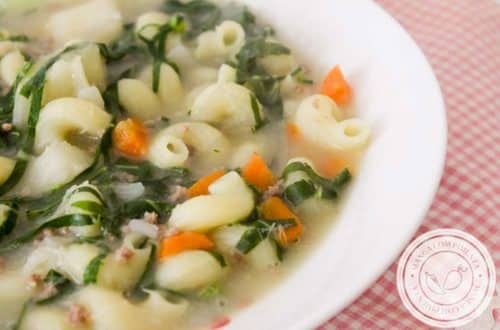 Sopa de Macarrão com Mandioca, Cenoura, Couve e Carne Moída - um prato quentinho e gostoso para os dias frios de inverno.