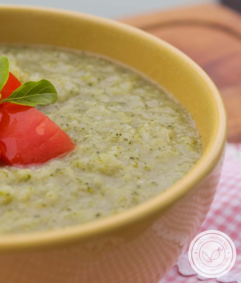 Sopa Creme de Brócolis e Couve-flor - um prato quentinho e delicioso para os dias frios.