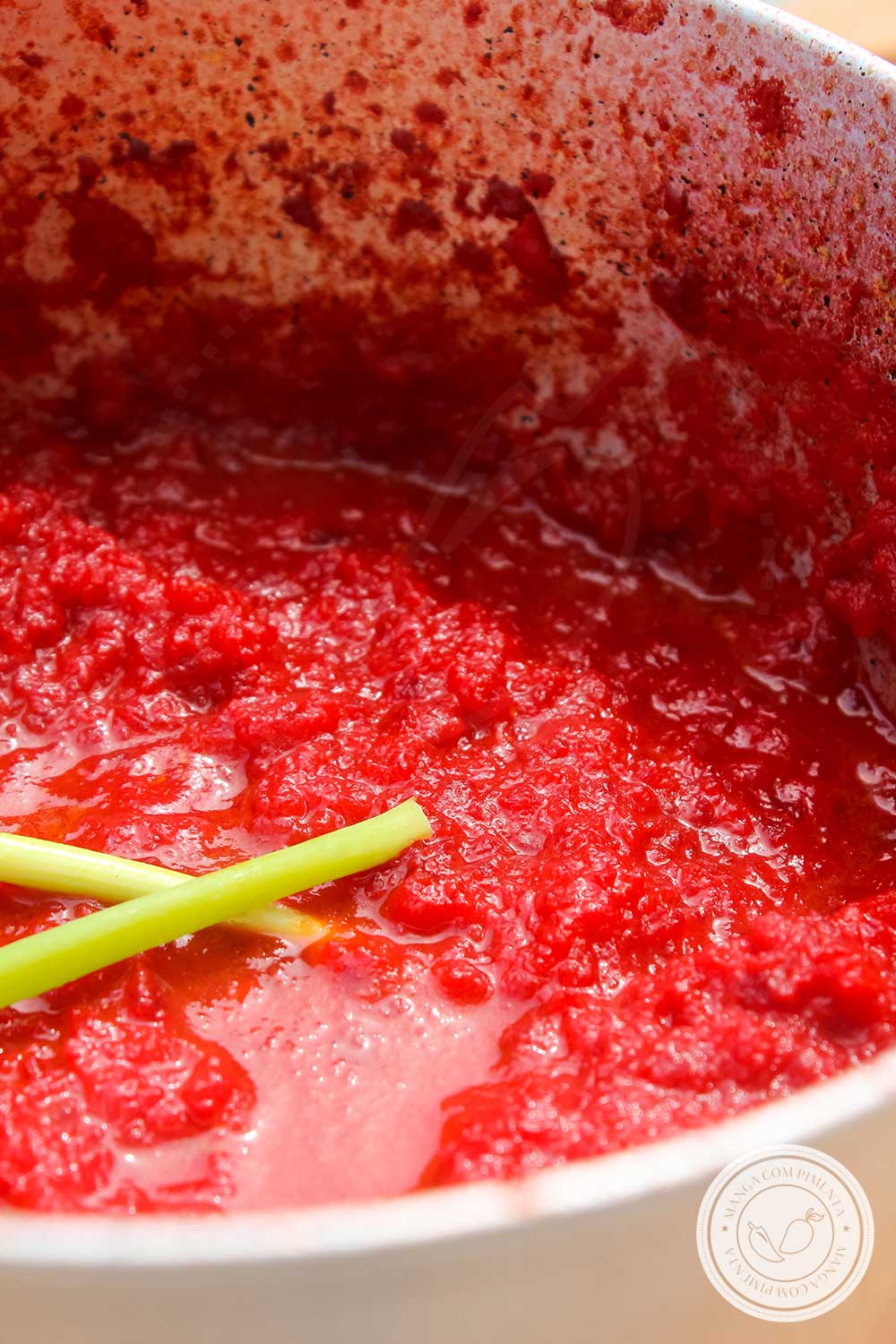 Receita de Molho de Beterraba e Cenoura - um molho vermelho vegano para deixar o seu prato de macarrão mais bonito.
