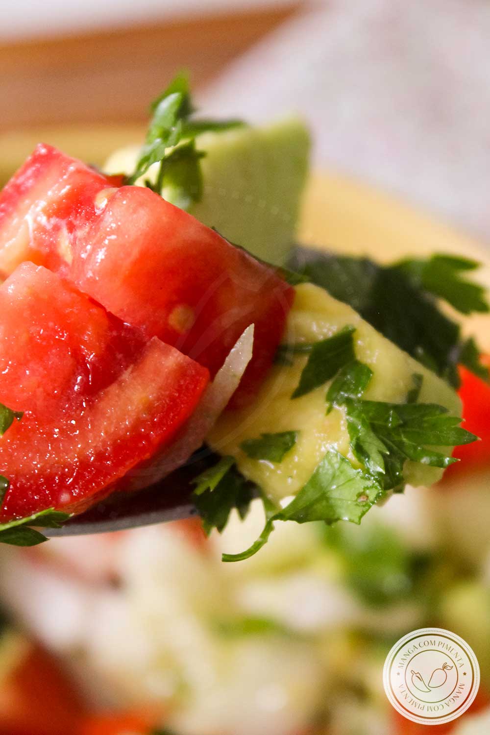 Receita de Salada de Tomate com Abacate e Pepino - um prato refrescante para o almoço ou jantar!