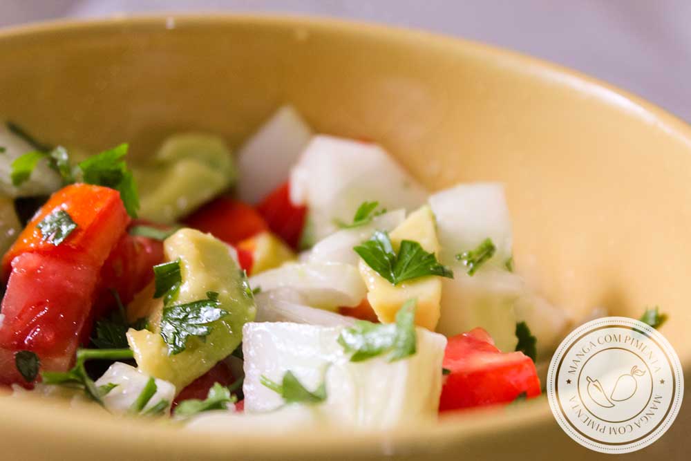 Receita de Salada de Tomate com Abacate e Pepino - um prato refrescante para o almoço ou jantar!