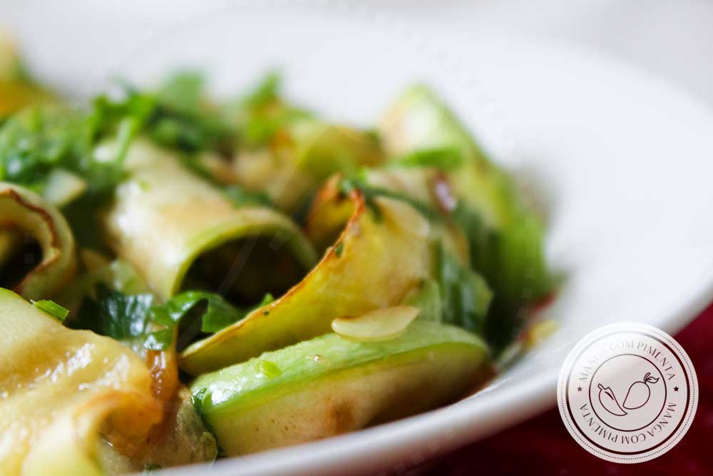 Receita de Salada de Abobrinha Grelhada - uma entrada deliciosa para servir em qualquer época do ano.