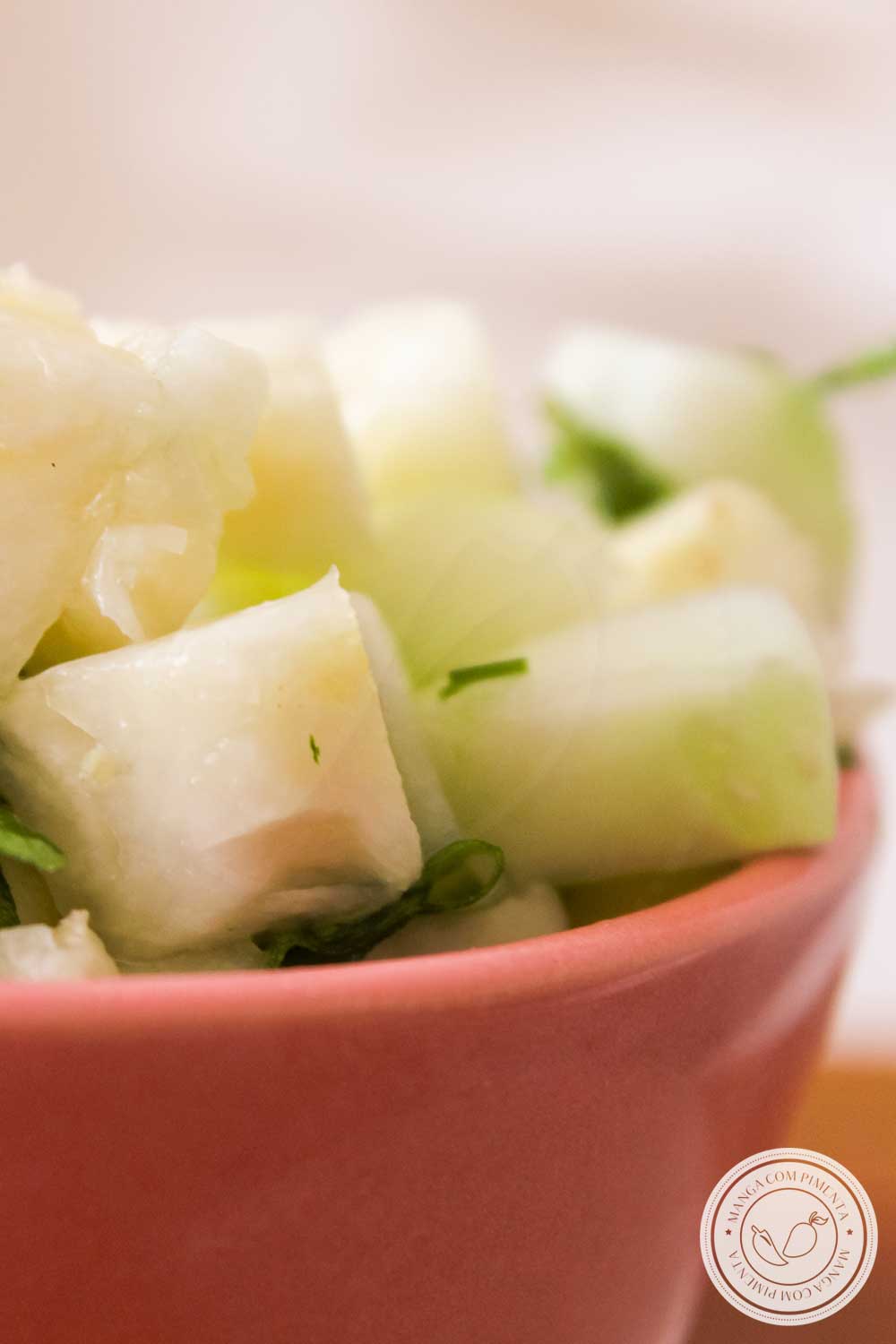 Receita de Salada de Abacaxi e Pepino - um prato refrescante para servir no almoço neste verão!
