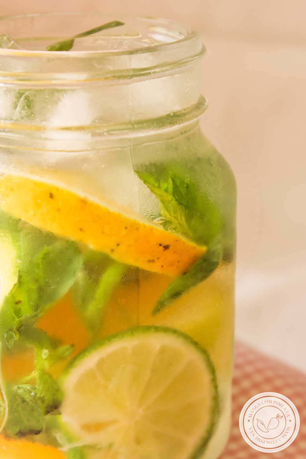 Receita de Água Saborizada de Laranja com Limão e Hortelã - uma bebida refrescante para curtir o verão!