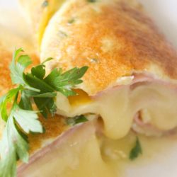 Receita de Panqueca de Omelete Recheado com Queijo e Presunto - um lanche delicioso no verão para quem está evitando a farinha de trigo.