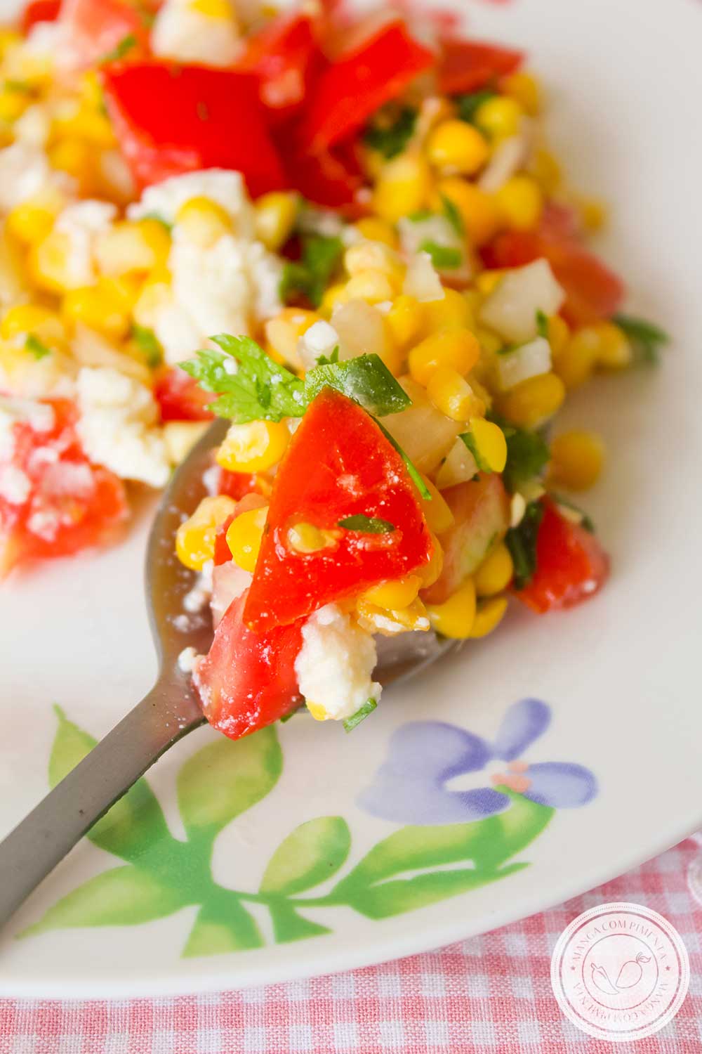 Receita de Salada de Milho com Tomate e Ricota - para o almoço em um dia quente de verão!