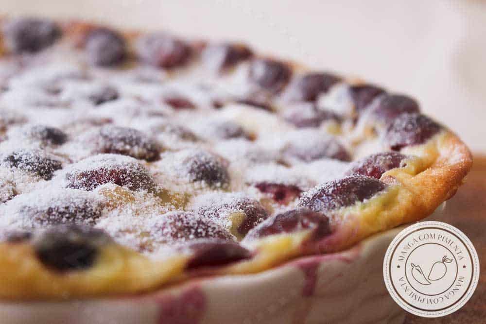 Confira 20 Receitas com Ovos para fazer agora: Clafoutis de Cereja - uma sobremesa francesa deliciosa para o almoço de final de semana.